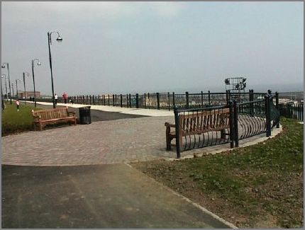 A better view of this excellent viewing facility where the weary walker can rest and watch the world go by.